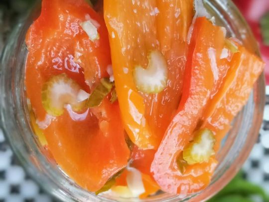 Маринований солодкий перець: приготуйте пікантну закуску для святкового столу