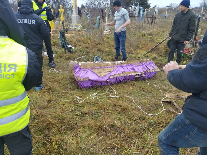 «Усього знайдено сім тіл — шестеро хлопців і дівчинка, всіх здав її прийомний батько»: страшна історія з Херсонщини