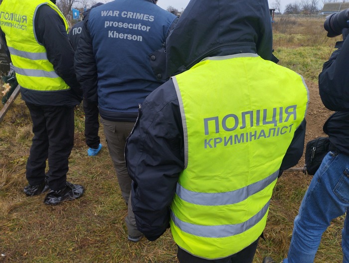«Усього знайдено сім тіл — шестеро хлопців і дівчинка, всіх здав її прийомний батько»: страшна історія з Херсонщини