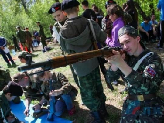 Замість канікул — військова підготовка: окупанти вирішили остаточно позбавити луганських школярів дитинства
