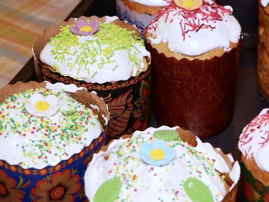 Заварна паска за рецептом 19 сторіччя від священника Кирила Чорного та матінки Олександри — вийде у кожного (відео)