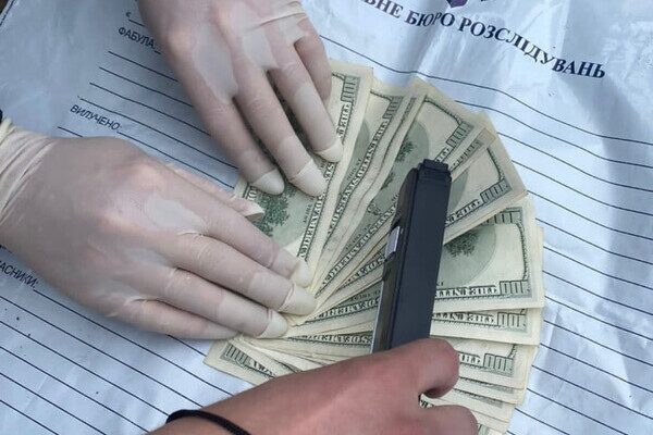 В Одесской области полицейский попался на взятке и пытался сбежать В Одесской области полицейский попался на взятке и пытался сбежать