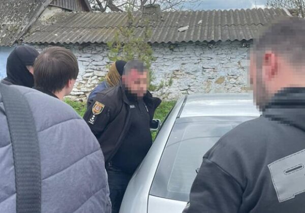 В Одесской области полицейский попался на взятке и пытался сбежать В Одесской области полицейский попался на взятке и пытался сбежать
