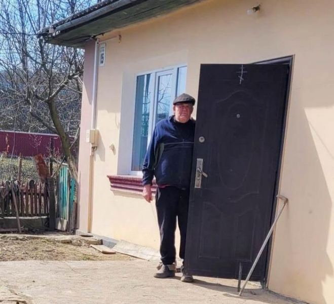 «Купіть йому квиток на Донеччину»: у мережі обурені вчинком чоловіка, який на очах людей повісив свого собаку