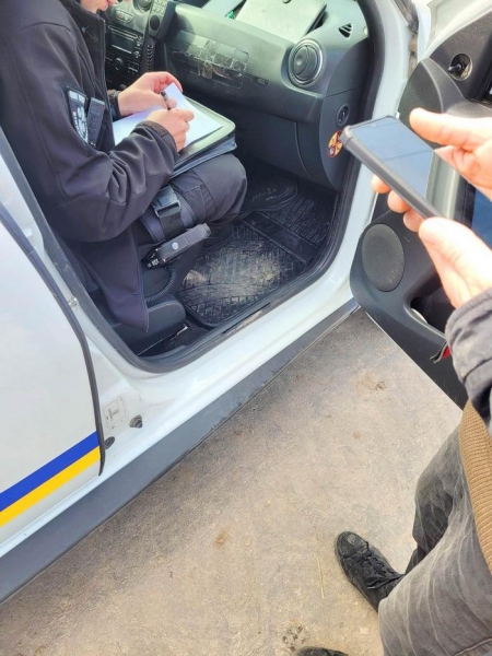 «Купіть йому квиток на Донеччину»: у мережі обурені вчинком чоловіка, який на очах людей повісив свого собаку