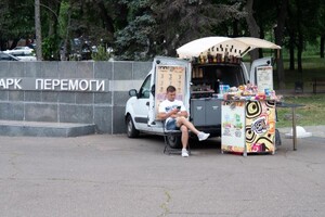 Парк Победы незаконно заставили аттракционами