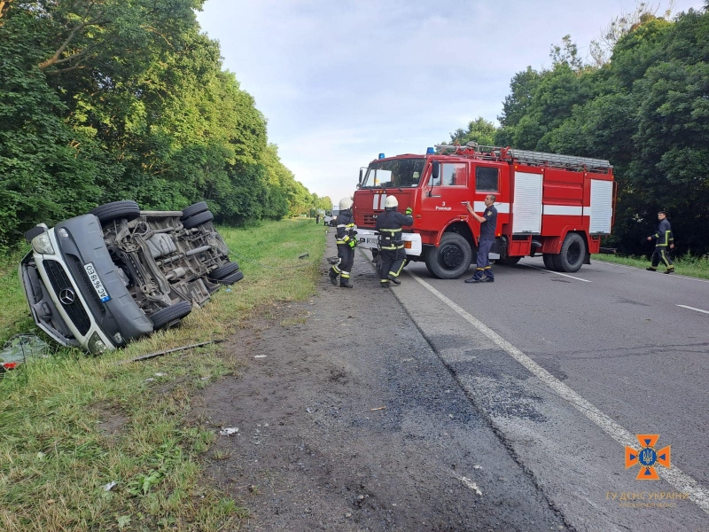 На Волині вантажівка перекинула мікроавтобус з майже 20 пасажирами, є постраждалі (фото)