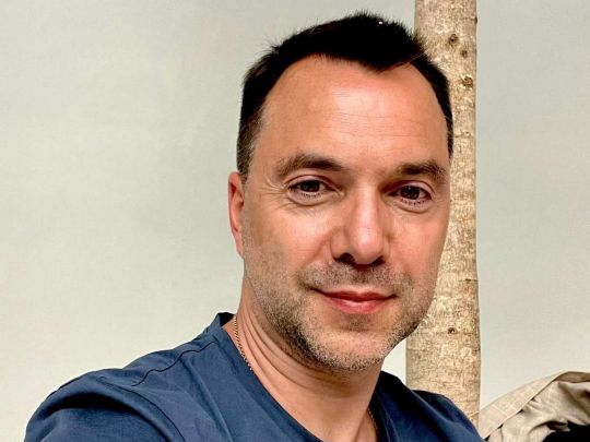 «Хочеться душити, не відпускаючи»: Арестович знову влип у гучний сексистський скандал (відео)