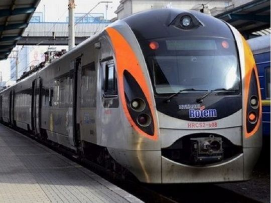 «Спеціалізувався» на сплячих пасажирах: поліція спіймала винахідливого злодія, який промишляв у поїздах (фото)