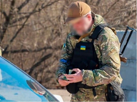 З машини не виходьте, документів не віддавайте: що робити, коли авто зупинили військові і намагаються вручити повістку