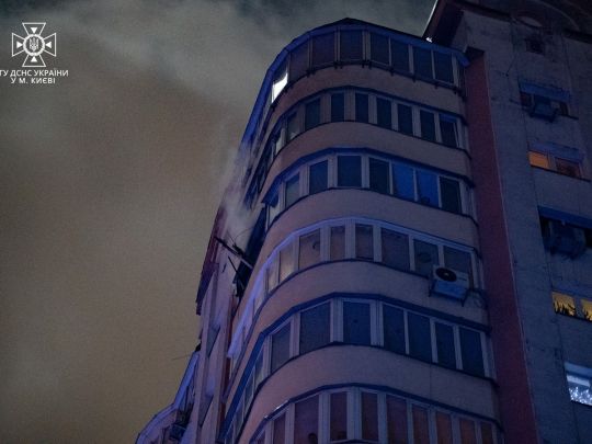 Киянин вистрибнув із вікна 14 поверху житлового будинку, рятуючись від пожежі у квартирі (фото, відео)
