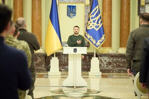 Зеленский наградил одесского коммунальщика, который спасал людей после "прилета"