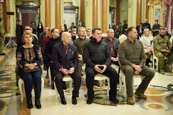 Зеленский наградил одесского коммунальщика, который спасал людей после "прилета"