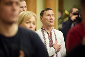 Зеленский наградил одесского коммунальщика, который спасал людей после "прилета"