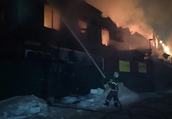 Країна-агресор знову у&nbsp;вогні: у&nbsp;свердловську потужно горить склад, а&nbsp;під ярославлем дрон атакував НПЗ