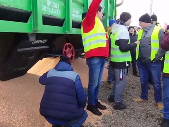 «Це звірство»: під час протесту польські фермери поблизу кордону з Україною висипали зерно на колії з вантажного вагону