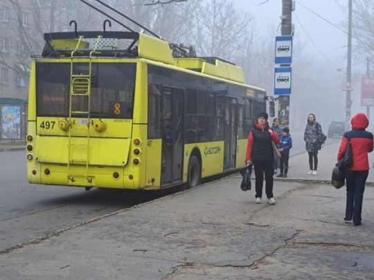 Ворог вночі обстріляв Херсон, в місті припинили рух тролейбуси