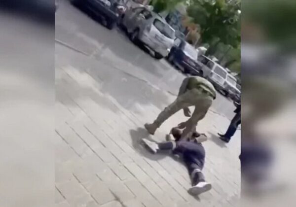 Новый фейк: по сети "гуляет" видео того, как в Одесской области якобы работник ТЦК "избил ногами" мужчину