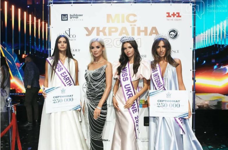 Чемпіон світу з «Динамо» покликав заміж красуню-модель у її день народження (фото, відео)