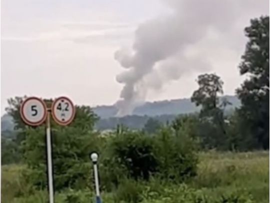 Пожежа й детонація тривають з ночі: ГУР знищило польовий склад боєприпасів у Воронезькій області рф