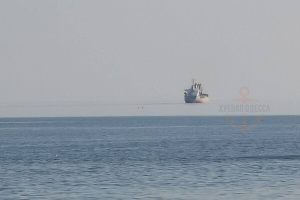 Фата-моргана: в Одессе заметили левитирующее над морем судно (фото)