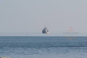 Фата-моргана: в Одессе заметили левитирующее над морем судно (фото)