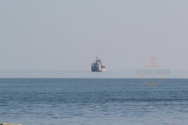 Фата-моргана: в Одессе заметили левитирующее над морем судно (фото)