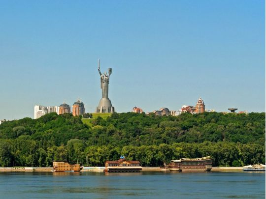 Герб вам на голову: у Києві попередили про можливу руйнацію «Батьківщини-матері»