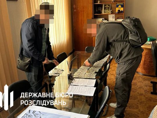 Вимагали 30 тисяч доларів хабаря: на Дніпропетровщині судитимуть очільника та секретаря міської громади