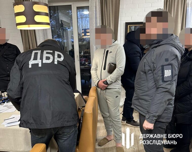 Під виглядом особистих водіїв нардеп вивіз за&nbsp;кордон близько 20 військовозобов'язаних&nbsp;&mdash; ДБР (фото)