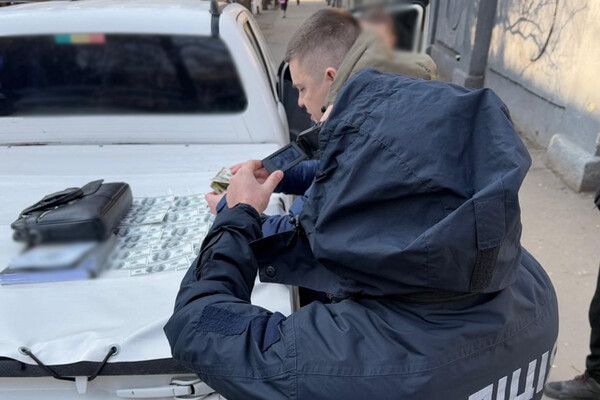 Вымогал у предпринимателя 12 тысяч долларов: в Одесской области главу поселкового совета разоблачили во взяточничестве