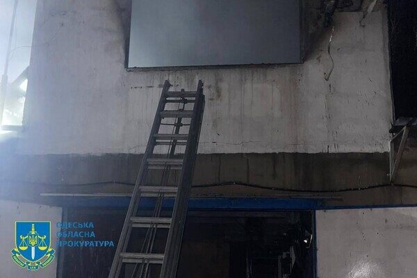 Горели здание медучреждения и гараж: последствия ночной атаки БпЛА на Одесскую область (обновлено) Горели здание медучреждения и гараж: последствия ночной атаки БпЛА на Одесскую область (обновлено)