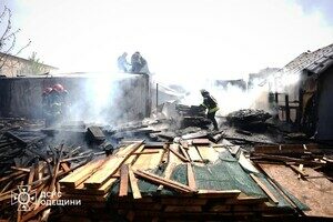 В Одессе горела СТО: получили повреждения автомобиль и здание