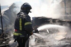 В Одессе горела СТО: получили повреждения автомобиль и здание