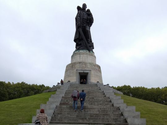 У&nbsp;Берліні на&nbsp;розпіареному пропагандою СРСР меморіалі в&nbsp;Трептов-парку полеглим радянським воїнам&hellip; немає жодного імені загиблого радянського солдата