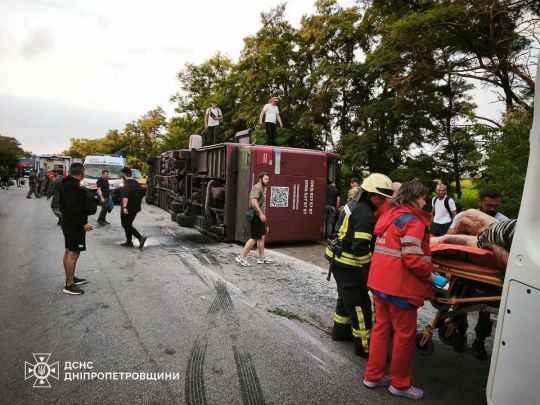 Пекло на&nbsp;трасі: двоповерховий автобус перекинувся на&nbsp;Дніпропетровщині, десятки постраждалих (фото)