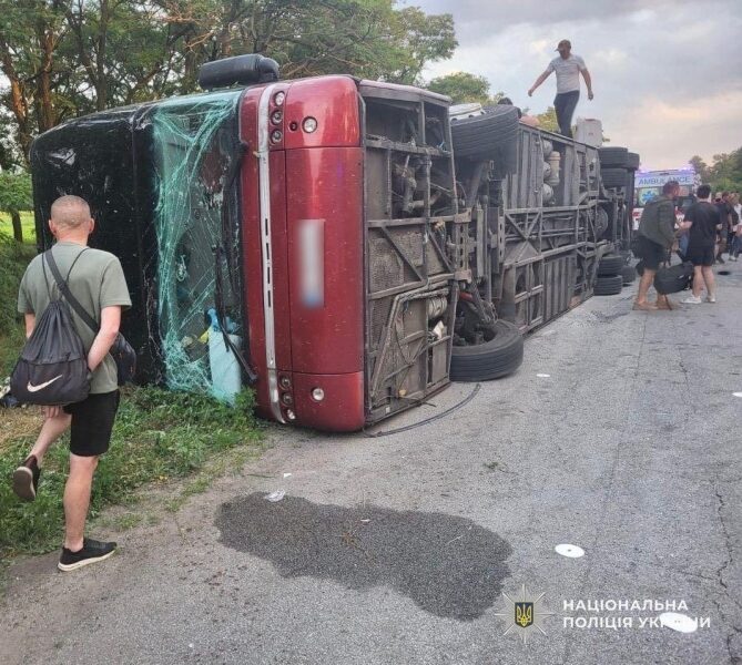 Пекло на&nbsp;трасі: двоповерховий автобус перекинувся на&nbsp;Дніпропетровщині, десятки постраждалих (фото)