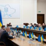 Кабмін дозволив 18−22-річним українцям виїзд за кордон під час воєнного стану
