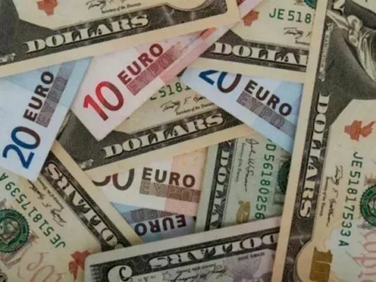 Курс долара до&nbsp;кінця жовтня: купити валюту може стати помітно дорожче, а&nbsp;різниця купівлі-продажу досягне 1 гривні
