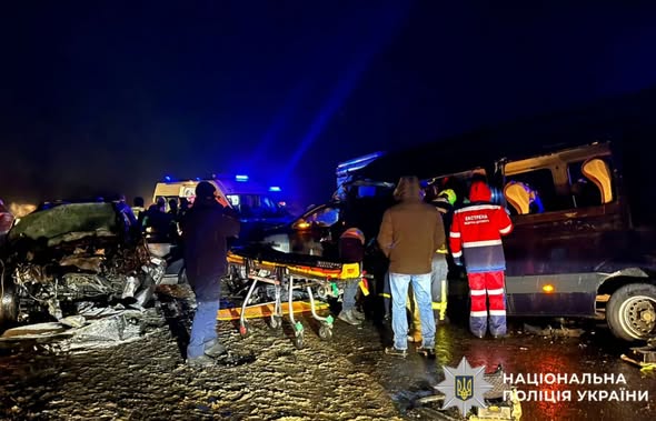 На&nbsp;трасі Київ-Харків сталася смертельна ДТП: маршрутка виїхала на&nbsp;зустрічну смугу, є&nbsp;загиблі (фото)