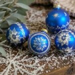 «Різдвяні кульки можна підвісити на віконну раму за допомогою різнокольорових стрічок», — мисткиня Габріела Крехт