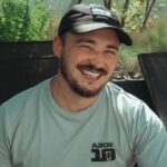 «Викидай крісло і вставай»: ветеран «Азову», що втратив ногу, ходить у гори, викладає йогу та катається на вейку