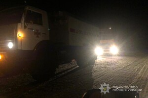 Не смогла преодолеть подъем: в Одесской области фура застряла в сугробах