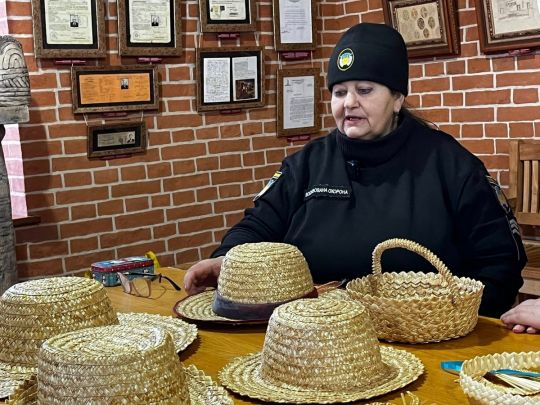 Бриль для майбутнього президента та&nbsp;віночок для принцеси: секрети майстрині солом&rsquo;яних шедеврів з&nbsp;Опішні