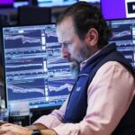Нефть дорожает, рынки падают