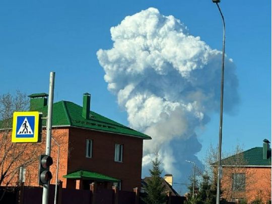 Дрони знову атакували росію: під ударом промислові та&nbsp;логістичні об&rsquo;єкти, проблеми з&nbsp;авіасполученням (відео, фото)