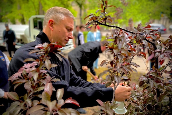 В честь погибших детей: в Одессе заложили яблоневый "Сад памяти"